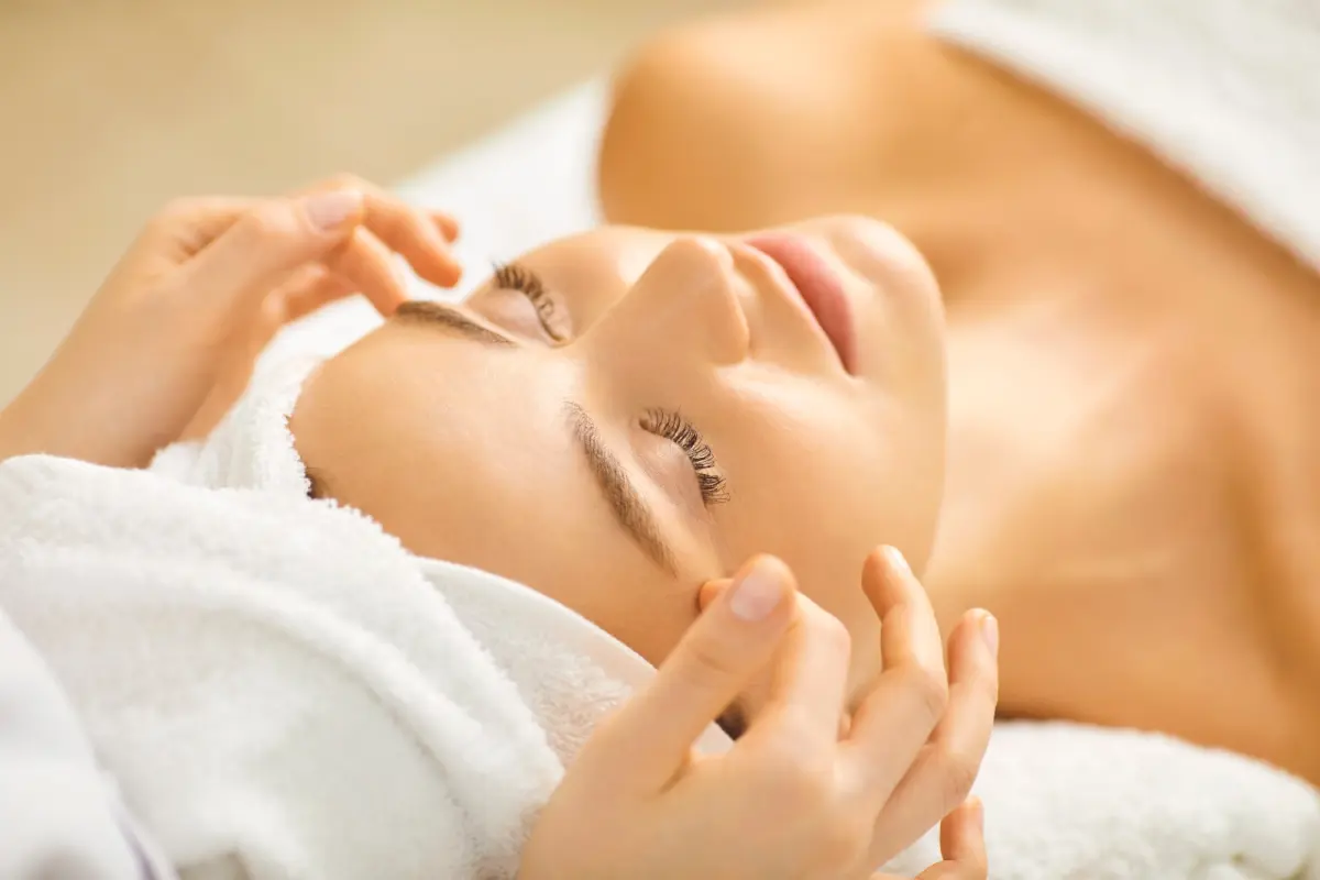 Frauen bei einer Gesichtsmassage von Kosmetik Winterhude